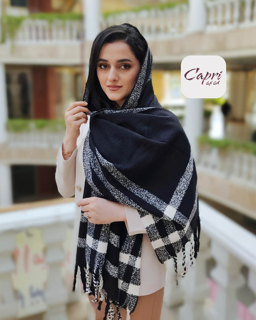 شال موهر صابونی سیاه سفید با بافت نرم و گرم، انتخابی شیک و کلاسیک برای فصل‌های سرد. خرید اینترنتی از گالری کاپری با تضمین کیفیت و اصالت کالا.